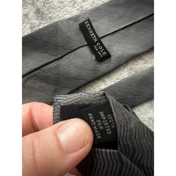 EUC Kenneth Cole Reaction mens tie 100% silk handmade wavelike pattern - Picture 5 of 7